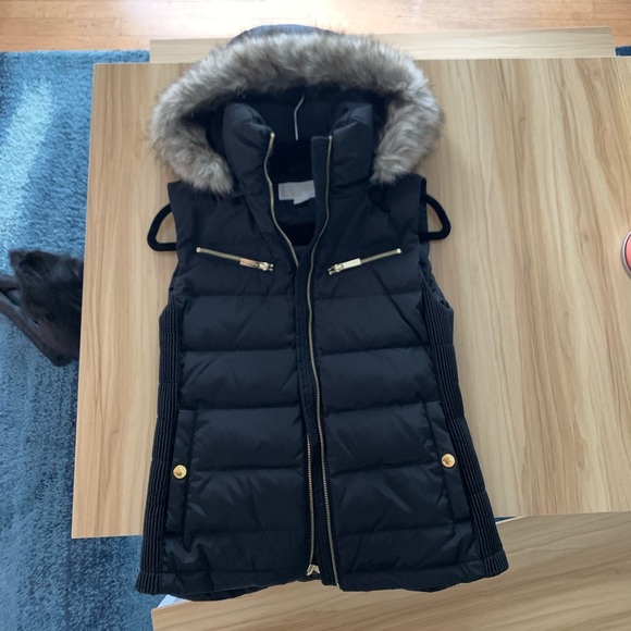 NWOT Michael Kors black and gold fur hooded vest - Picture 4 of 8